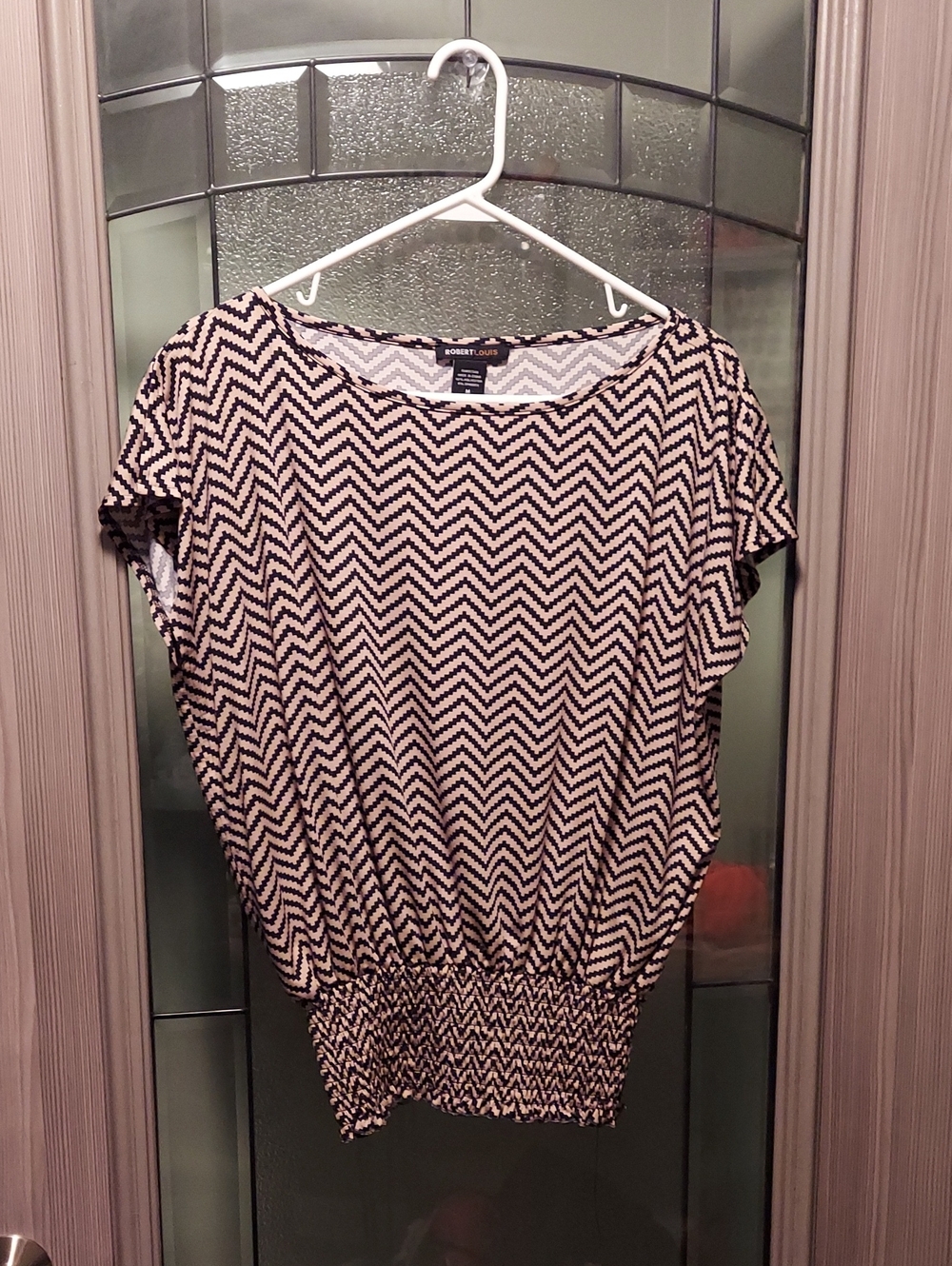 Robert Louis Black & White Chevron Short Sleeve Blouson Top